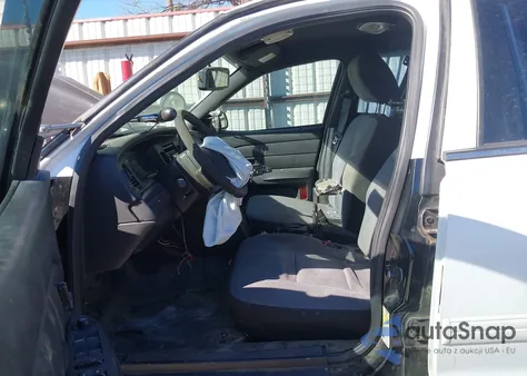 2011 Ford Crown Victoria Police Interceptor z USA, uszkodzony, nr VIN 2FABP7BV6BX180424